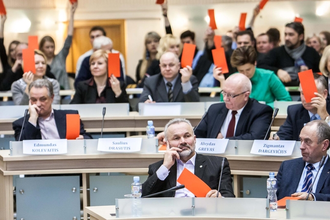 Kandidatams į merus rodė ir raudonas korteles