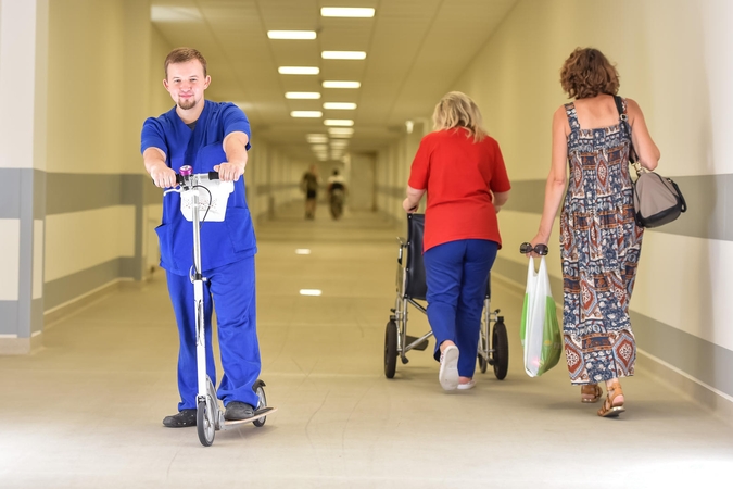 Klinikų tuneliais keliauja paspirtukais