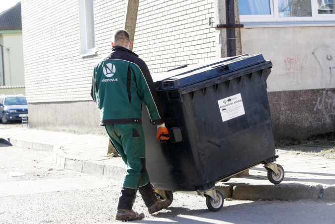 Pakaunės gyventojai skundžiasi dėl neišvežtų šiukšlių