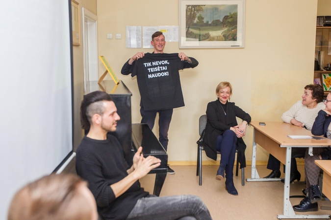 Žinomi atlikėjai viešose pamokose ragina nepiratauti 