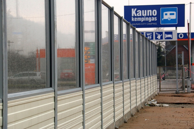 Vienas svarbiausių darbų – nuo triukšmo apsauganti akustinė sienelė – jau įrengta.