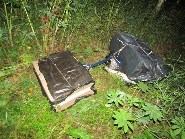 Kontrabandininkai iš Baltarusijos į Lietuvą įmetė 8 dėžes cigarečių