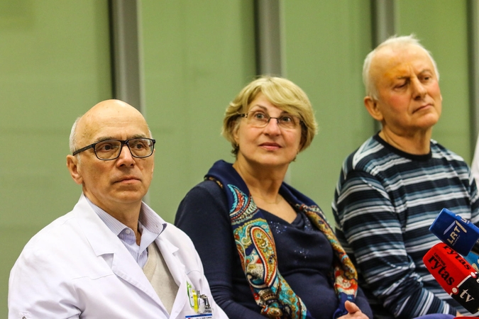 Prof. V. Jašinskas su pacientais, kuriems atliktos ragenos transplantacijos.