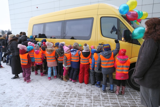 Dovana Lapių vaikams – mokyklinis autobusas