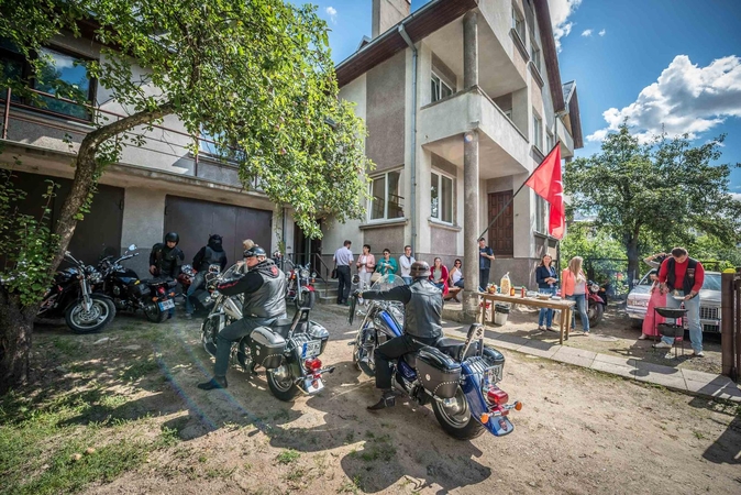 Baikeriai jaunimui siūlo gatvę iškeisti į garažą