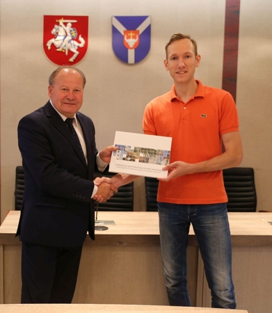 Įteikdamas knygą „Atrastas neatrastas Kauno rajonas“, meras pasveikino šeimą su pagausėjimu.
