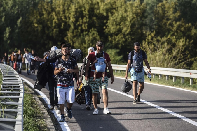 Kroatija dėl migrantų antplūdžio uždarė sieną su Serbija