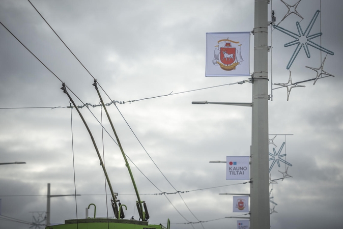 Panemunės tiltu jau rieda troleibusai