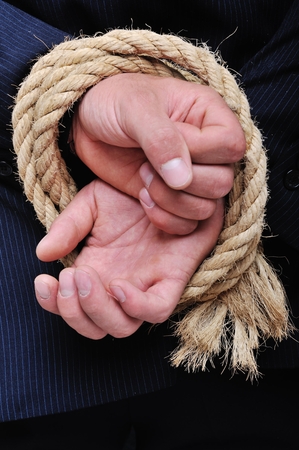 Plėšikai vyrą miške pririšo prie medžio ir pagrobė 12 tūkst. litų