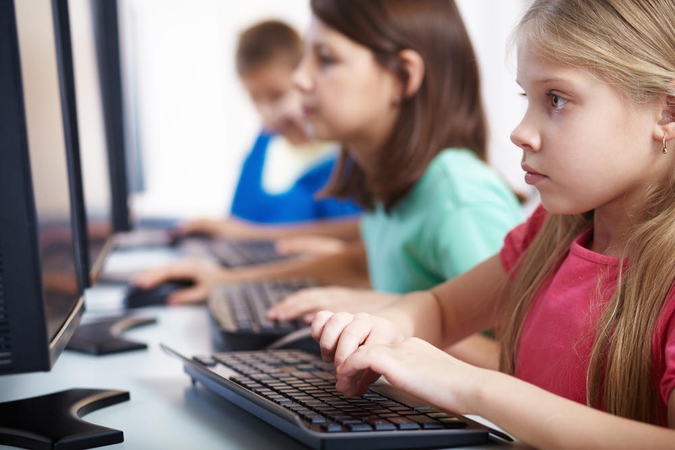 Tyrimas: lietuviai vaikų finansinį ugdymą dažniau patiki mokyklai nei technologijoms
