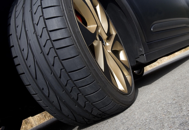 Merginas ant automobilio stogo vežiojęs šiaulietis – nubaustas 