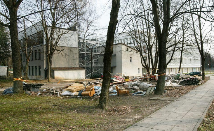 Universiteto prieigose išdygo sąvartynas