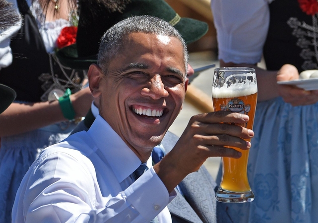 B. Obama Vokietijoje ne tik maukė alų