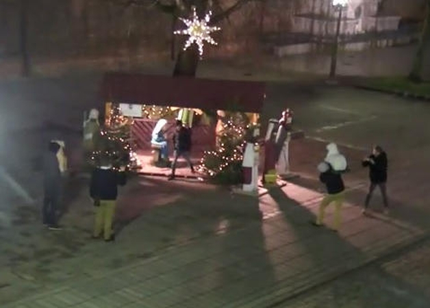 Vaizdo kameros Kaune užfiksavo prakartėlę suniokojusių chuliganų šėlsmą