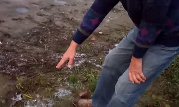 Kas Nemuno pakrantę užteršė plastiko atraižomis?