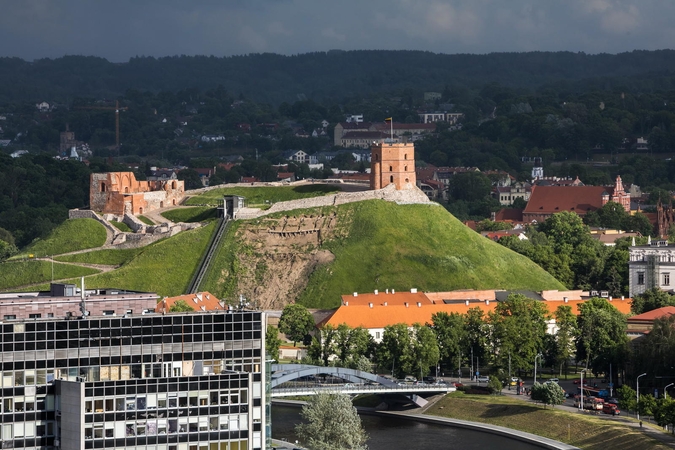 Dėl Gedimino kalno skelbiama ekstremali situacija, perspėjama apie grėsmę piliai