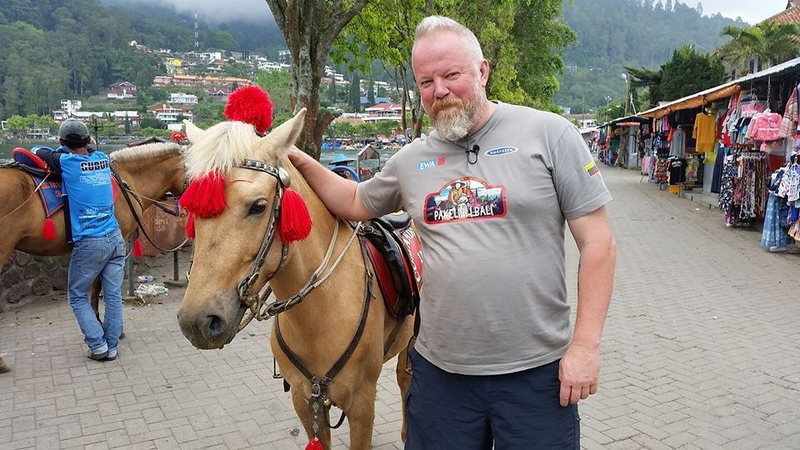 Indonezietiškas V. Radzevičiaus gimtadienis: tortas su kiauliena, vištiena ir žuvimi