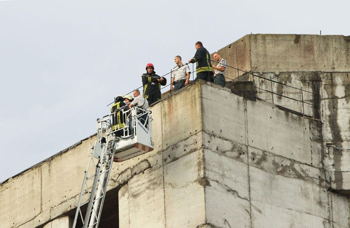 Ugniagesiai po derybų nuo "Respublikos" viešbučio stogo nukėlė jauną vyrą