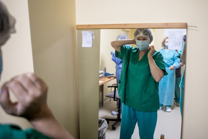 Santaros klinikose – per 200 COVID-19 užsikrėtusių darbuotojų, bet situacija dar stabili
