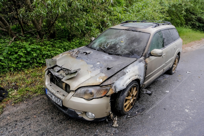 Netoli „Regitros“ atvira liepsna degė automobilis