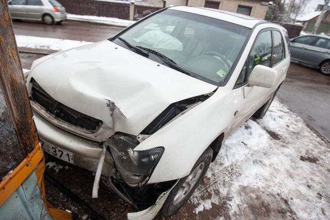 Vilijampolėje "Lexus" trenkėsi į namą