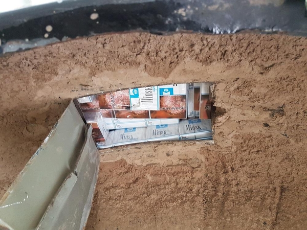 Baltarusis ir vilnietis automobilių slėptuvėse gabeno kontrabandines cigaretes