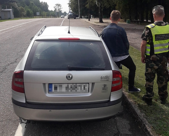 Įkliuvo iš Užsieniečių registracijos centro pasišalinusius rusus gabenęs baltarusis