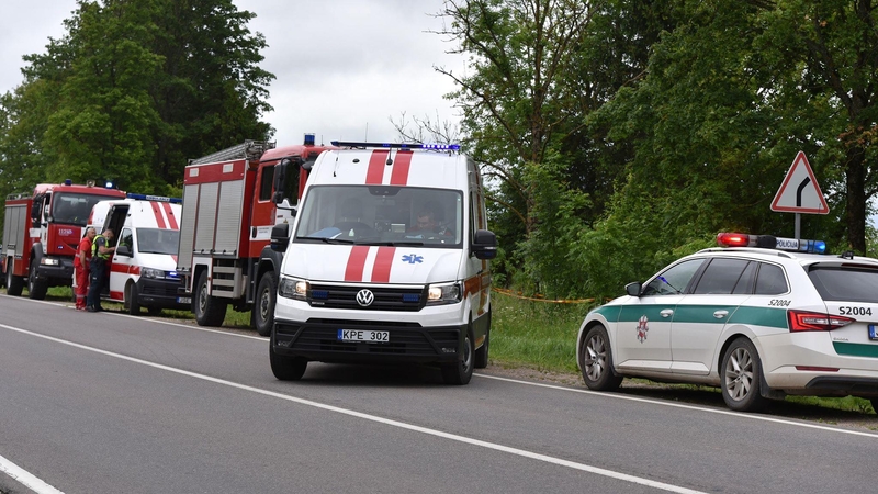 Nelaimė Raseinių rajone: apvirtus automobiliui žuvo žmogus, sužalotos dvi keleivės