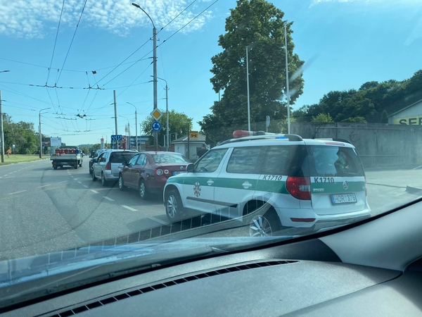 Jonavos gatvėje kelio nepasidalijo du automobiliai