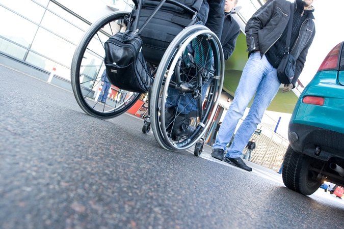 Nuo taršos mokesčio siūloma atleisti negaliųjų transporto priemones