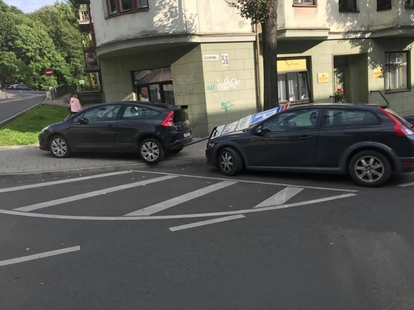 Vieno automobilio kliudytas kelio ženklas nuvirto ant kitos transporto priemonės