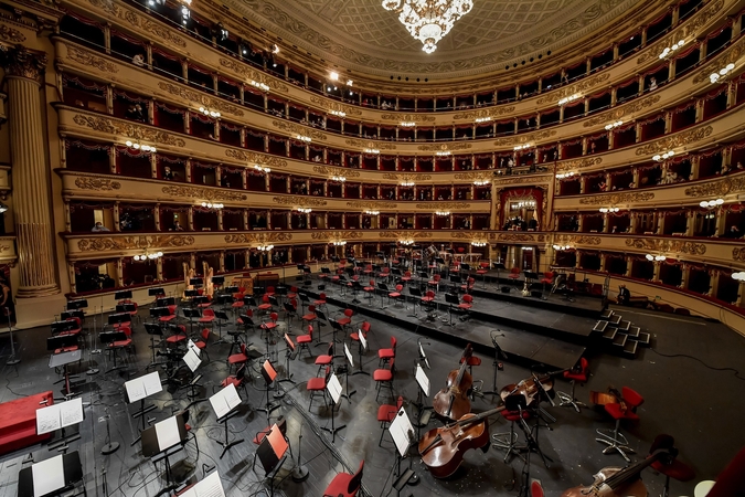 Milano „La Scala“ vėl atvėrė duris muzikos mylėtojams