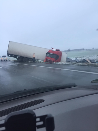 Magistralėje nuo kelio nuskriejusiam vilkikui koją pakišo eismo sąlygos?