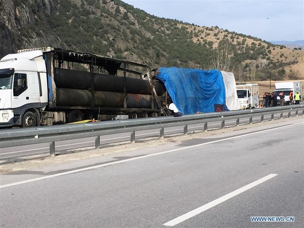 Turkijoje susidūrus autobusui ir sunkvežimiui liepsnose žuvo 13 žmonių