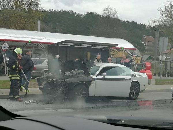 Raudondvario plente užsiliepsnojo automobilis