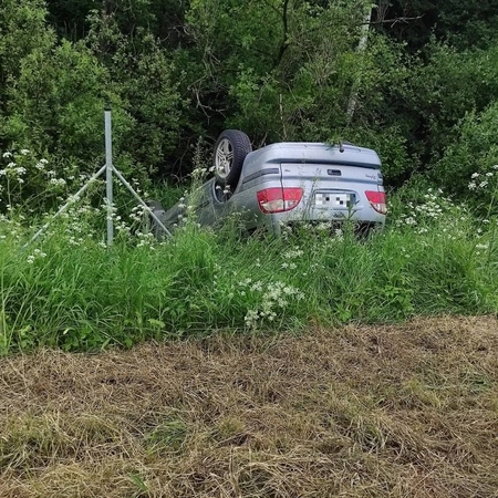 Magistralėje nuo kelio nuvažiavo ir apvirto automobilis