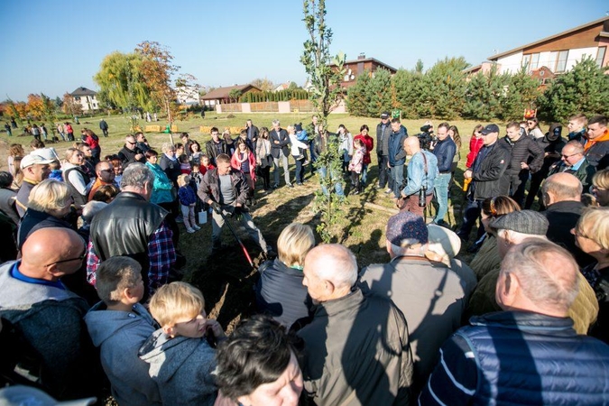 Neeilinė šventė Garliavoje: baigtas sodinti Šimtmečio parkas