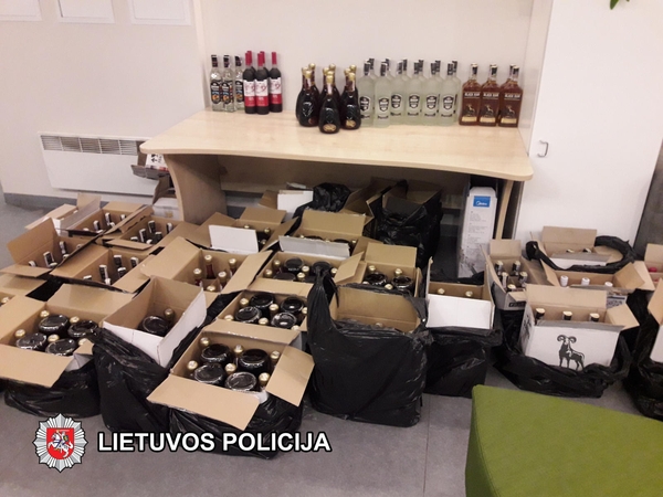 Viename sostinės butų rasta kontrabandinių rūkalų ir alkoholio