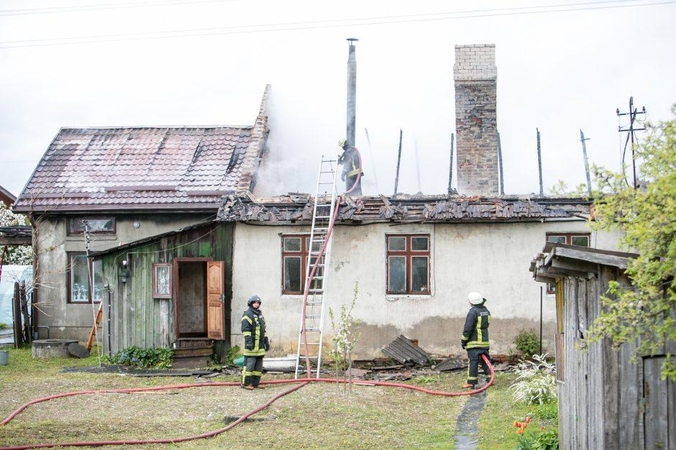 Aleksote atvira liepsna degė namas
