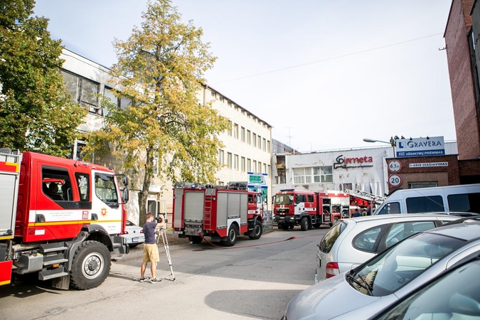 Kaune degė gamybinio pastato siena