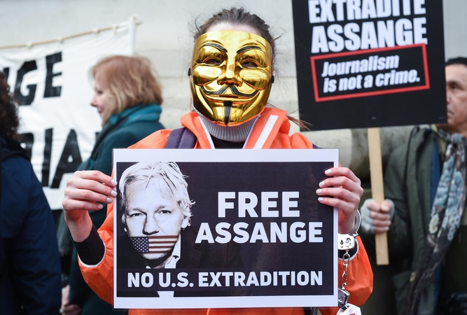 Britanijoje pradėtas svarstyti JAV prašymas išduoti J. Assange'ą