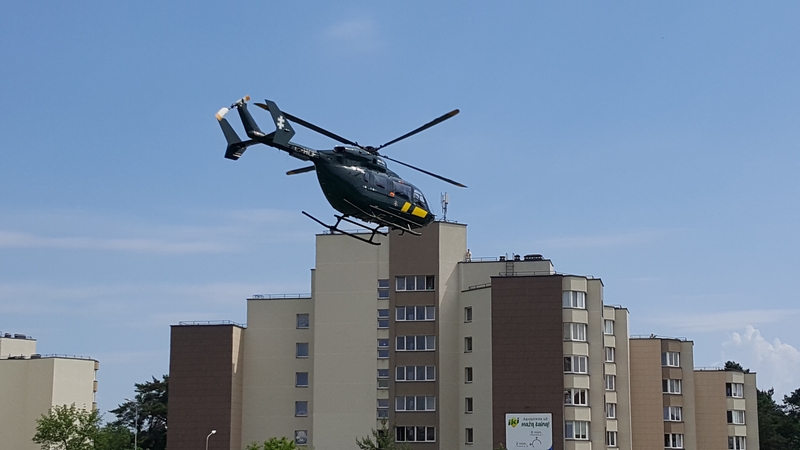 Pasieniečiai sraigtasparniu iš Rygos į Vilnių atskraidino donoro kepenis