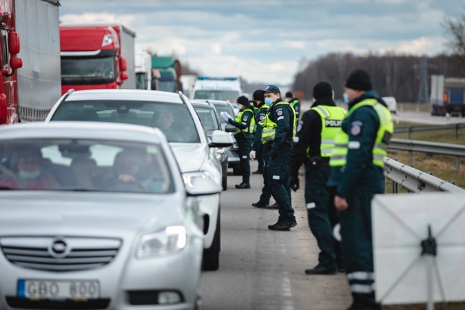 Kaunas vėl apsuptas pareigūnų: mobilūs postai veiks ir naktį