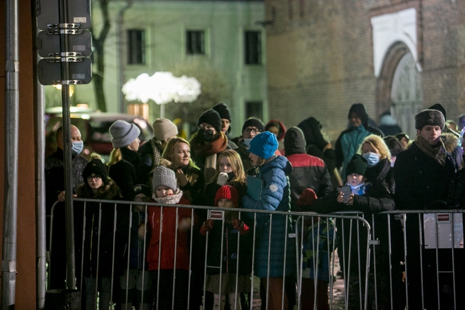 Į Rotušės aikštę buvo įleidžiami ne visi, tačiau žmonės vis tiek rinkosi prie tvorų