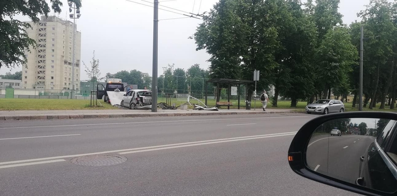 Kaune automobilis rėžėsi į viešojo transporto stotelę