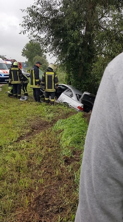 Lietingą sekmadienį BMW atsidūrė griovyje