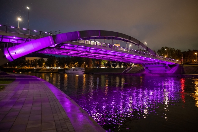 Vilniuje violetine spalva nušvito tiltai