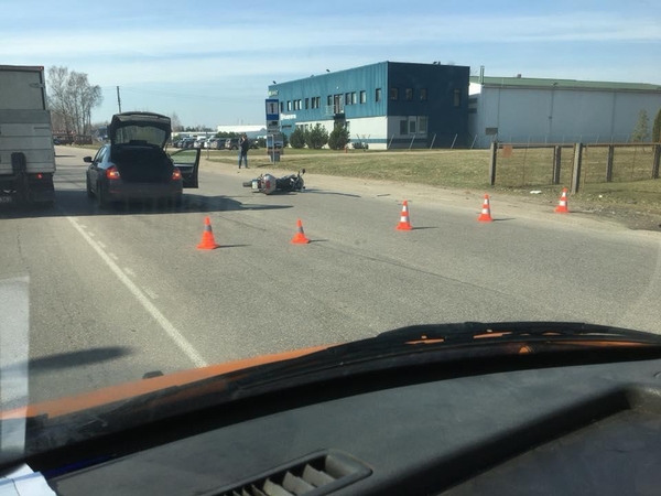 Ateities plente motociklininkas rėžėsi į automobilį