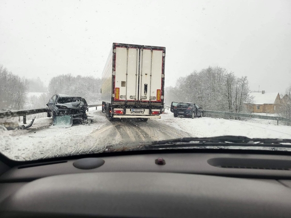 Per avariją Plungės rajone susidūrė trys automobiliai, nukentėjo trys žmonės