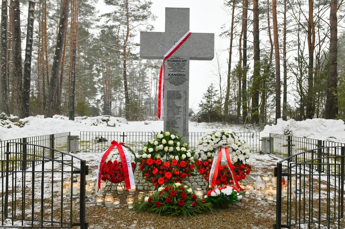 Papiktino Šalčininkų savivaldybės atstovų veiksmai minėjime: lietuviški vainikai pakeisti lenkiškais